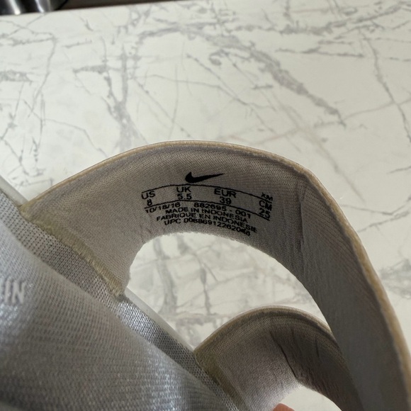 Nike Women’s White Slide Comfort Footbed Sandals with Light Gray Footbed Sz 8 - Picture 4 of 4